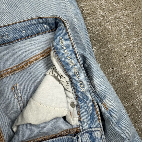 American Eagle Highest Rise Distressed Mom Jean Light Wash Size 10 Long Flawed - Picture 3 of 10
